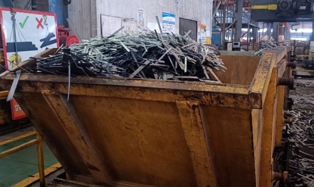 Eliminate uneven side trim accumulation inside scrap bin